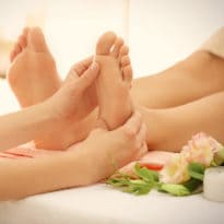 Eine Frau bekommt eine Fußmassage.