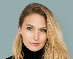 Blonde frau mittelalter gesicht