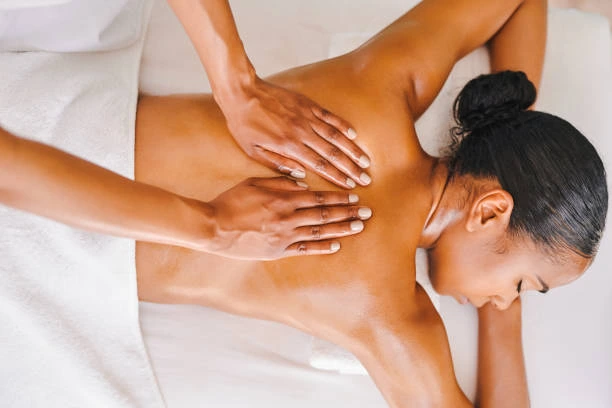Eine Frau bekommt eine Rückenmassage.
