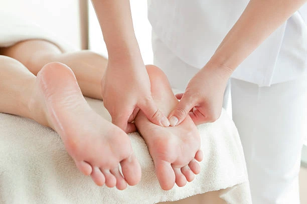 Eine Frau bekommt eine Fußmassage.