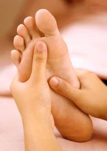Entspannung und Wohlbefinden durch Fußreflexzonenmassage
