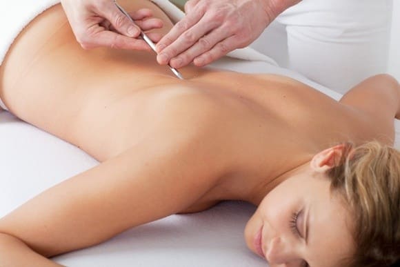 Eine Frau bekommt eine Segmentmassage.