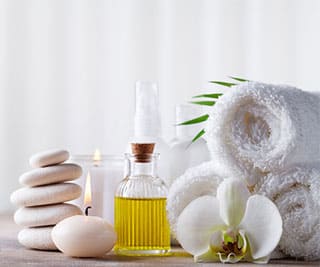 Natürliche Heilmethoden für verschiedene Beschwerden Wickelanwendungen sind eine alte und bewährte Methode zur natürlichen Behandlung verschiedener Beschwerden. Sie basieren auf der Idee, dass bestimmte Materialien auf den Körper aufgetragen und gewickelt werden, um eine therapeutische Wirkung zu erzielen. In diesem Artikel werden wir uns näher mit Wickelanwendungen befassen, ihre Vorteile, Anwendungsbereiche und wie du sie zu Hause durchführen kannst.