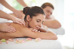 Eine Frau bekommt Rückenmassage.