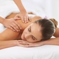 Eine Frau bekommt eine Rückenmassage. Eine Frau bekommt eine Rückenmassage.