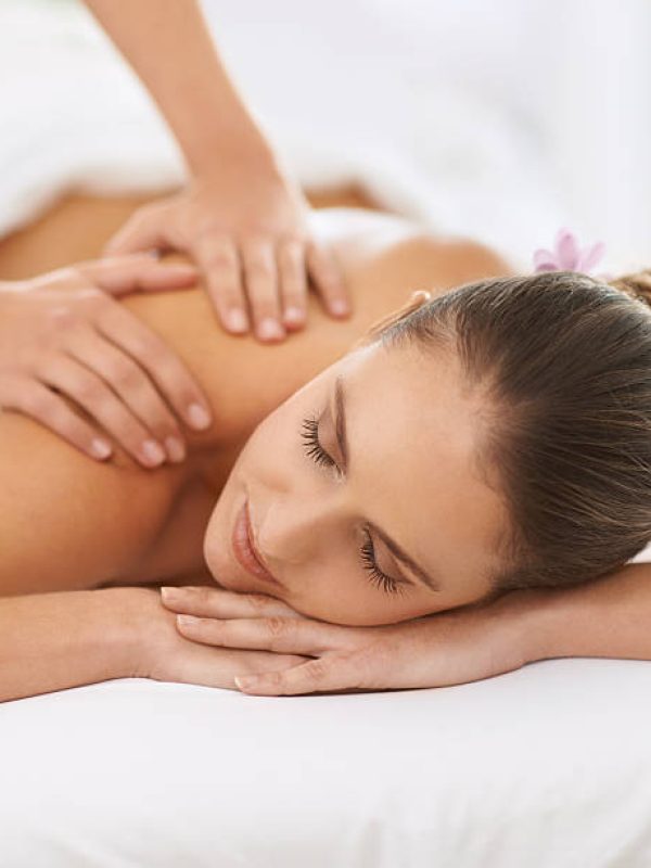 Eine Frau bekommt eine Rückenmassage. Eine Frau bekommt eine Rückenmassage.